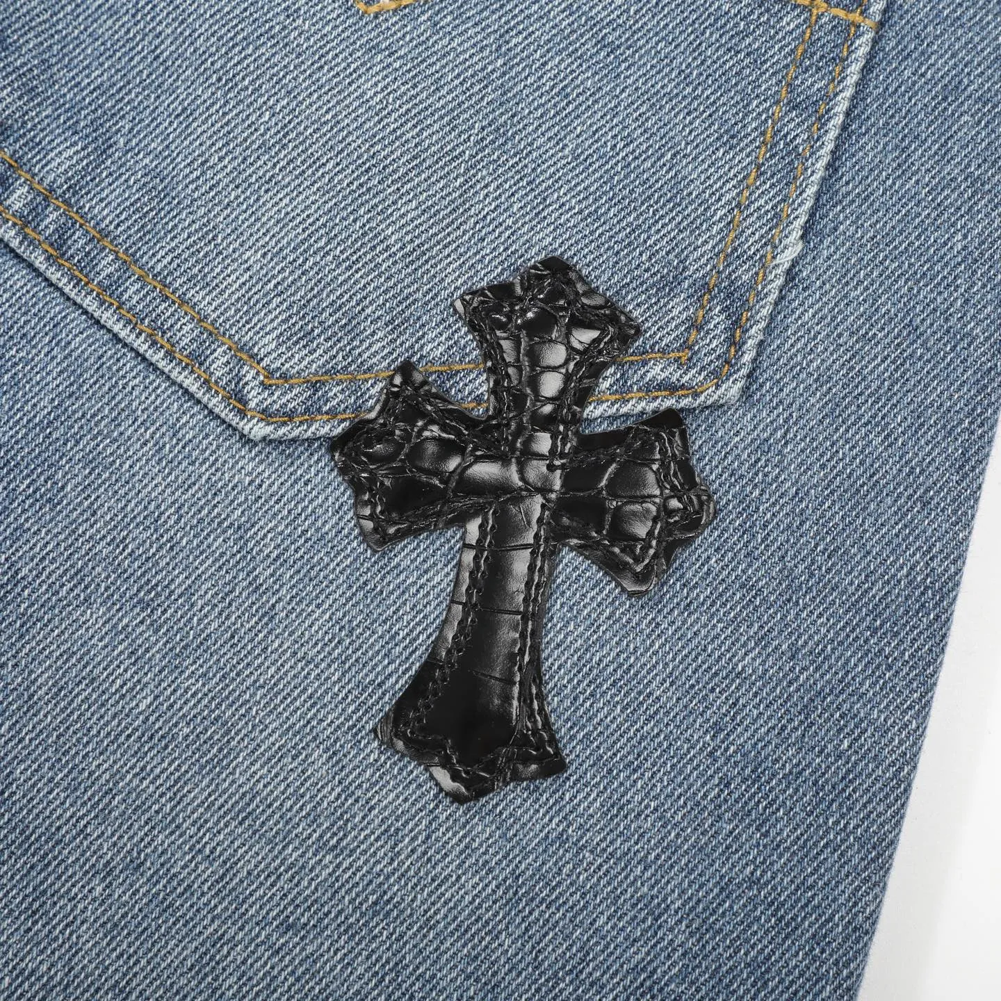 P240 Chrome hearts print stitching black leather classic washed jeans. Really restores the ultimate vintage texture. Three-dimensional version. Loose and comfortable, not picky on the figure. Looks taller and slimmer. Factory precision. Original factory quality control. Same style for men and women. Can be matched with couples. Versatile recommendation. Must-have jeans for all seasons. Fashionistas have been disappointed. From the quality selection of fabrics, the tailoring of details, and the matching of patterns, they are all impeccable! The upper body is so handsome when worn...it can be easily worn by men, women and children! The craftsmanship is made of heavy-duty washed pure cotton denim fabric. After washing, it is soft and thick. It is very stylish when worn on the body. Color: blue Size: 28 30 32 34 36